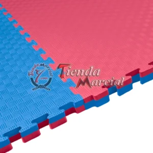 Detalle del sistema de ensamble de tatami EVA de alta densidad de 4 cm en colores rojo y azul, ideal para judo, aikido, hapkido, ninjutsu y artes marciales de contacto.