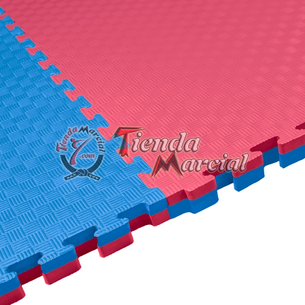 Detalle del sistema de ensamble de tatami EVA de alta densidad de 4 cm en colores rojo y azul, ideal para judo, aikido, hapkido, ninjutsu y artes marciales de contacto.