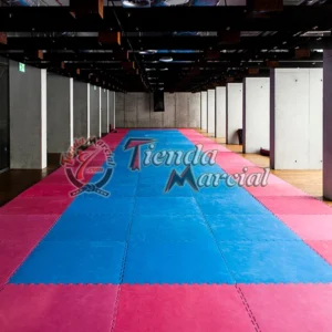 Instalación profesional de tatami EVA de alta densidad de 4 cm en colores rojo y azul para judo, aikido, hapkido, ninjutsu, jiu-jitsu y artes marciales de contacto.