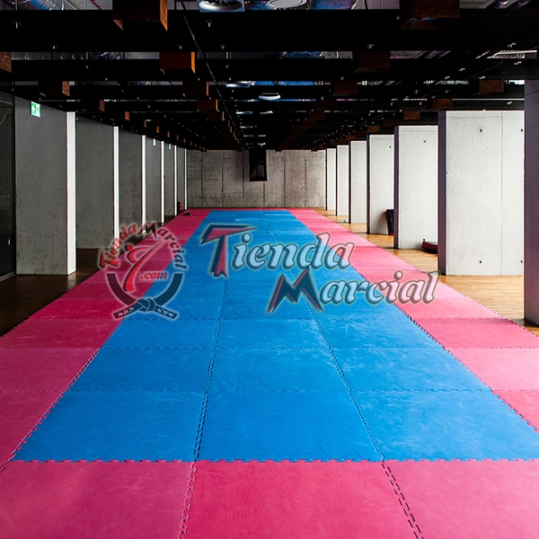 Instalación profesional de tatami EVA de alta densidad de 4 cm en colores rojo y azul para judo, aikido, hapkido, ninjutsu, jiu-jitsu y artes marciales de contacto.