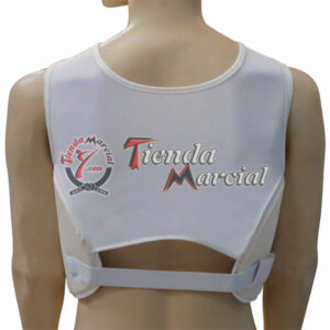 Protege tu cuerpo con la Pechera Interna Karate, ligera, transpirable y cómoda. Ideal para entrenamientos y competencias WKF.