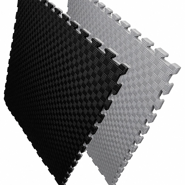 Tatami de EVA de alta densidad de 2.5 cm de grosor en colores negro y gris, tipo rompecabezas, ideal para artes marciales, karate, taekwondo, ninjutsu, defensa personal y gimnasios.