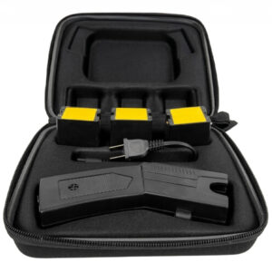 Taser de defensa personal 80KV con láser y 3 cartuchos. Disparo hasta 5 m, recargable y fácil de portar. Protección efectiva en situaciones de riesgo.