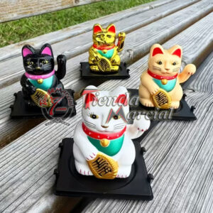 Maneki Neko - El Gato de la Suerte que Irradia Felicidad es mucho más que una simple figura; es un símbolo de fortuna, prosperidad y alegría.