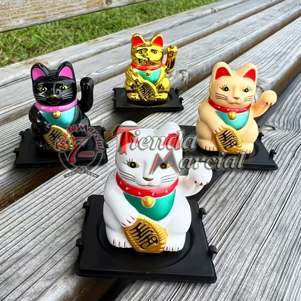 Maneki Neko - El Gato de la Suerte que Irradia Felicidad es mucho más que una simple figura; es un símbolo de fortuna, prosperidad y alegría.