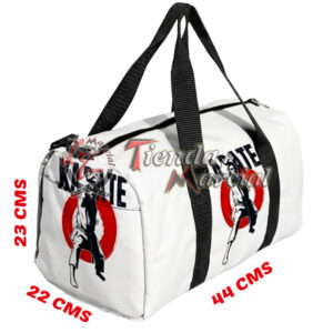 Maleta Karate blanca con gran capacidad para transportar uniforme y equipo de artes marciales. Fabricada en tela Oxford resistente, con correas reforzadas y diseño marcial ideal para entrenamiento o gimnasio.