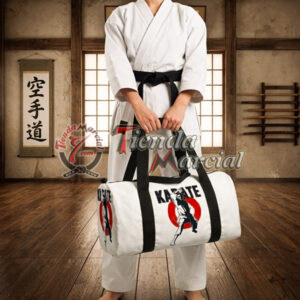 Maleta Karate blanca con gran capacidad para transportar uniforme y equipo de artes marciales. Fabricada en tela Oxford resistente, con correas reforzadas y diseño marcial ideal para entrenamiento o gimnasio.
