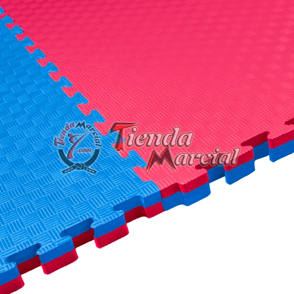 Detalle del sistema de ensamble de tatami EVA de alta densidad de 2,5 cm en colores rojo y azul, ideal para karate, taekwondo, gimnasios y jardines infantiles.