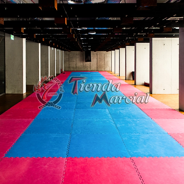 Instalación profesional de tatami EVA de alta densidad de 2,5 cm en colores rojo y azul para karate, taekwondo, gimnasios, colegios y jardines infantiles.