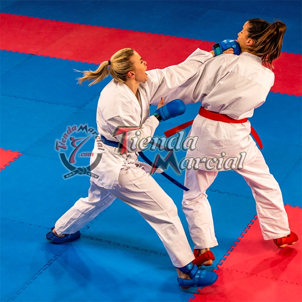 Competencia de karate sobre tatami EVA profesional de 2,5 cm en colores rojo y azul, diseñado para absorber impactos y brindar seguridad durante entrenamientos y torneos.
