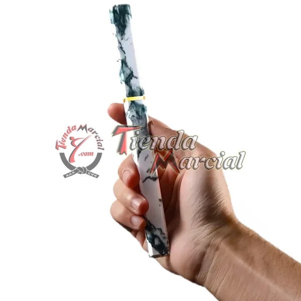 Cortapapel Espada Shirasaya camuflada sostenido en mano mostrando la funda