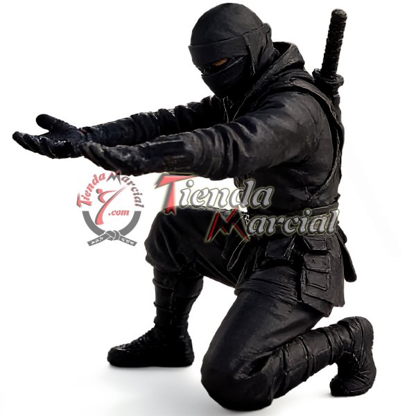 Base ninja para lapiceros fabricada en PVC con impresión 3D. Portalápices decorativo con figura ninja y espadas en la espalda, ideal para escritorio, oficina o regalo para amantes de la cultura ninja.
