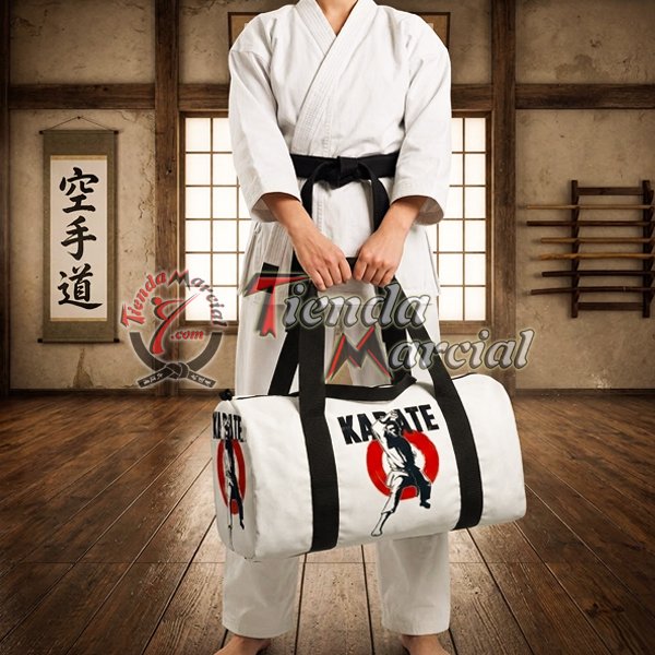Maleta Karate blanca con gran capacidad para transportar uniforme y equipo de artes marciales. Fabricada en tela Oxford resistente, con correas reforzadas y diseño marcial ideal para entrenamiento o gimnasio.