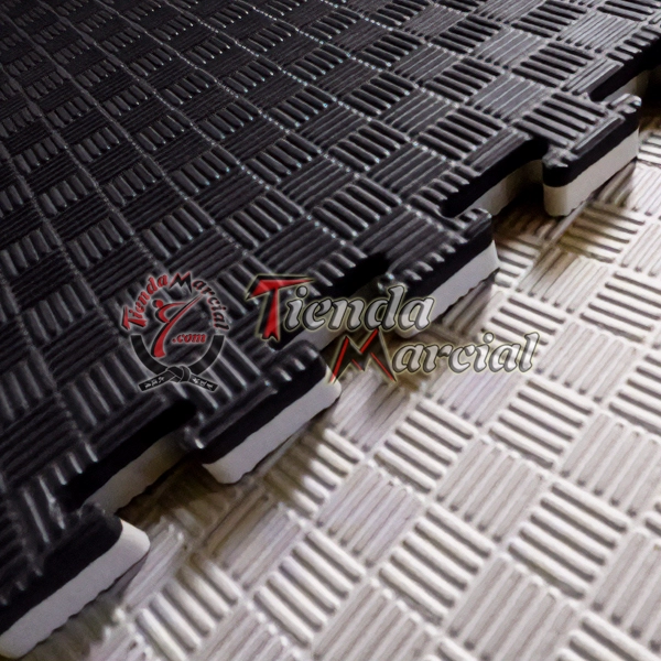 Tatami EVA de alta densidad de 3 cms de grosor en color gris y negro con sistema de encaje tipo rompecabezas, ideal para artes marciales, gimnasios, karate, taekwondo, ninjutsu y defensa personal.