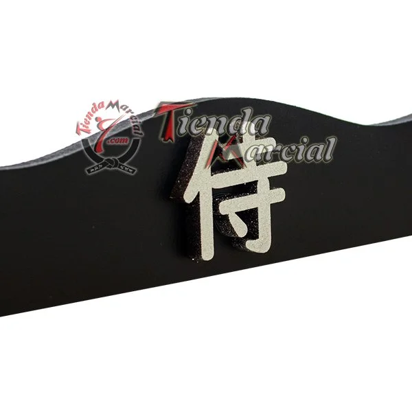 Detalle del kanji samurai en relieve sobre la base de madera