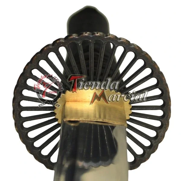 Tsuba con motivo de crisantemo imperial de la katana Jirogiku funcional