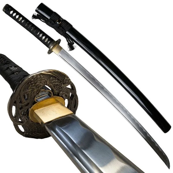 Katana Shiranui funcional en acero al carbono 1045, hoja desenfundada junto a la saya negra.