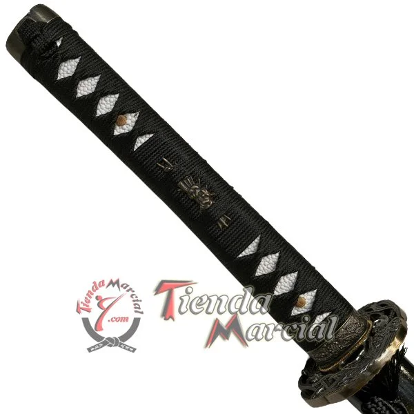 Empuñadura completa (tsuka) de la Katana Shiranui con menuki y tejido tradicional en ito negro.
