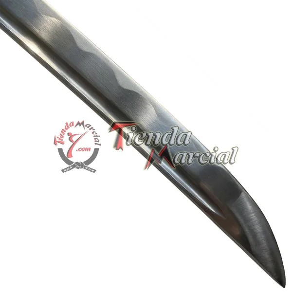 Detalle de la punta (kissaki) de la Katana Shiranui, mostrando el filo y el hamon de la hoja.