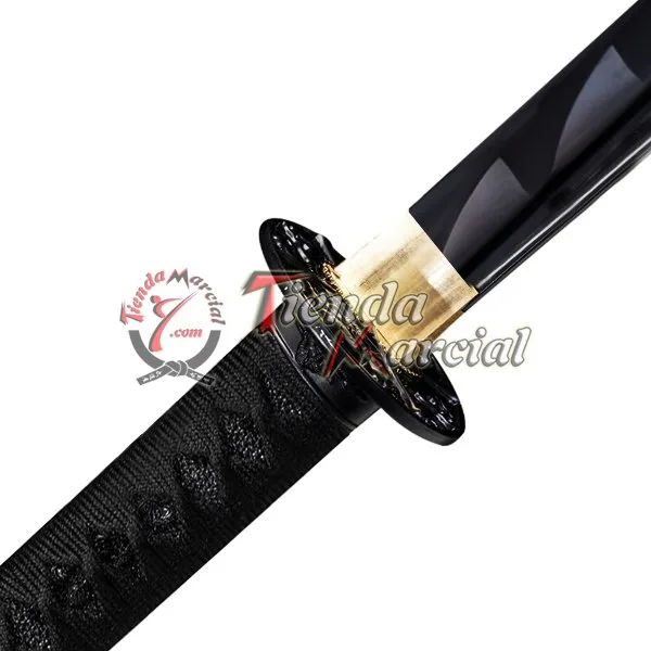 Katana Zugaikotsu - detalle de la tsuba con diseño de calaveras en relieve