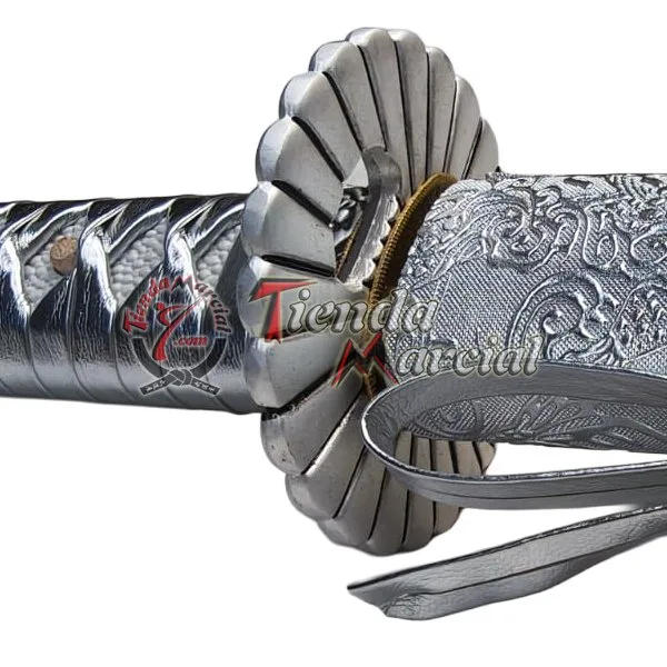 Katana Inazuma - detalle de la tsuba y el kashira en acabado plateado