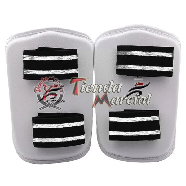 Par de protectores de antebrazos Taekwondo blancos vistos de frente, con banda elástica ajustable.