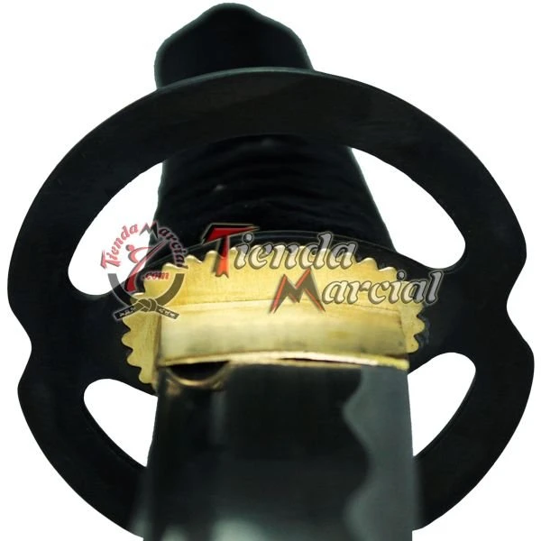 Katana Kuro Samurai, detalle de la tsuba negra calada y el habaki dorado