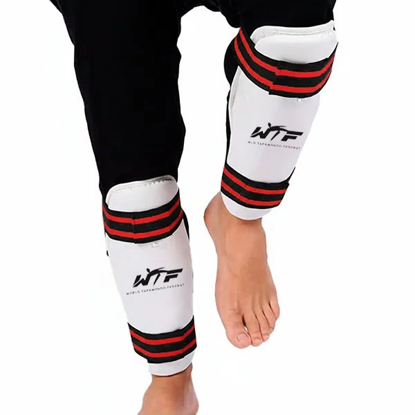 Canilleras para Taekwondo Blancas con corte ajustado, grabado antideslizante y banda elástica de sujeción
