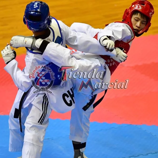 Canilleras para Taekwondo Blancas en uso durante un combate de entrenamiento