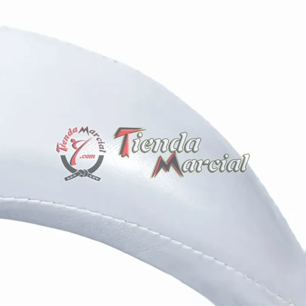 Detalle del acabado en cuero sintético PU del protector genital masculino, costuras reforzadas.