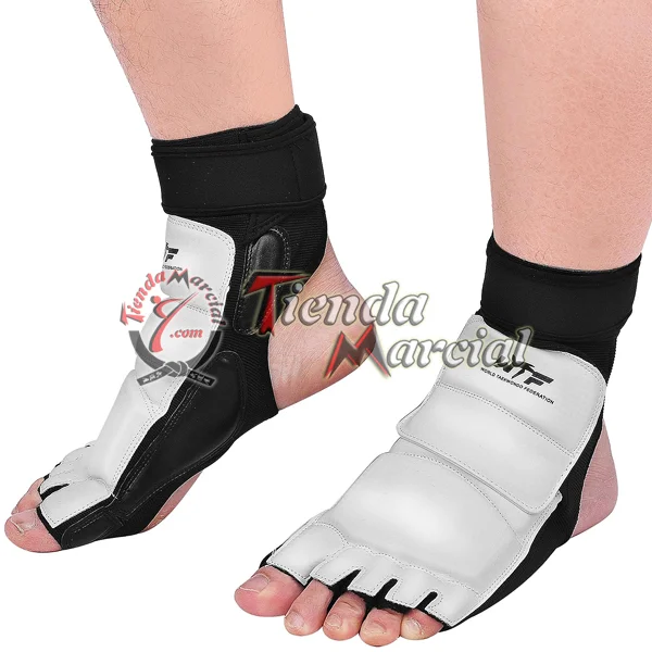 Protectores de pies y empeine para Taekwondo blancos puestos en ambos pies
