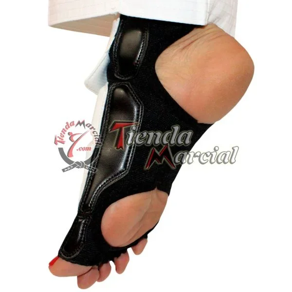 Detalle del refuerzo negro en la parte inferior del protector de pie Taekwondo blanco