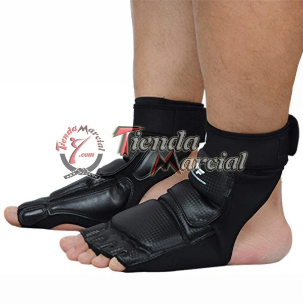Par de protectores de pies Taekwondo negros puestos en ambos pies
