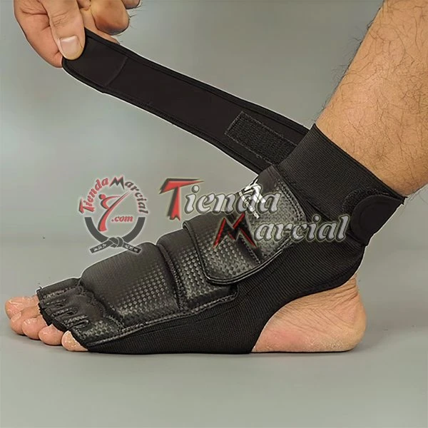Detalle del cierre de velcro del protector de pies Taekwondo negro