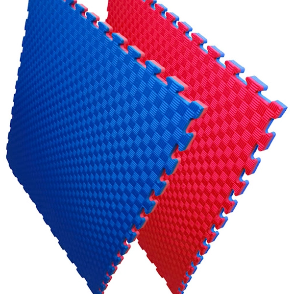 Tatami de EVA de alta densidad de 4 cm de grosor en colores rojo y azul, tipo rompecabezas, ideal para judo, aikido, jiu jitsu y artes marciales con proyecciones.