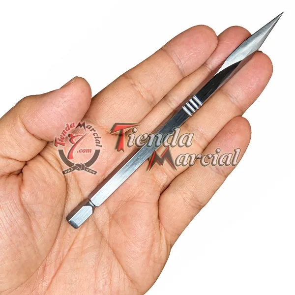 Bō-shuriken Sarutobi en la mano - varilla de acero de 14,5 cms