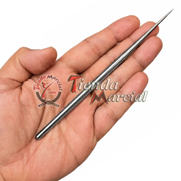 Bō-shuriken Kotarō en la mano - varilla redonda de 15,3 cms