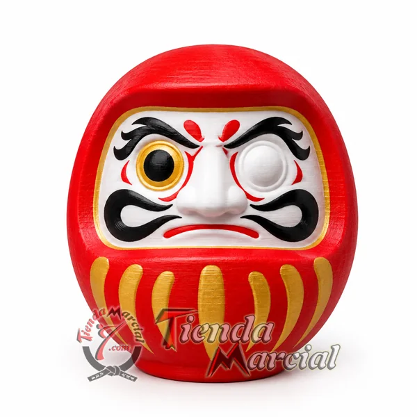 Muñeco daruma pintado de rojo y dorado con un solo ojo, ejemplo de personalización