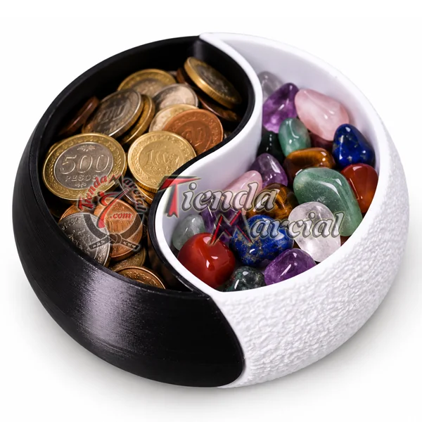 Cuenco yin yang con monedas y piedras de colores en sus dos compartimentos