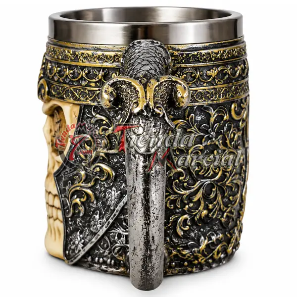 Mug calavera caballero medieval - asa en forma de empuñadura de espada