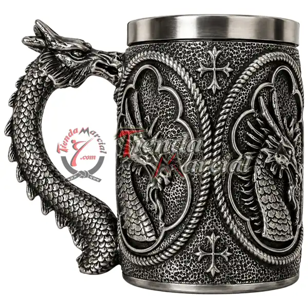 Mug dragón de plata - vista lateral con cruces medievales y cordón trenzado