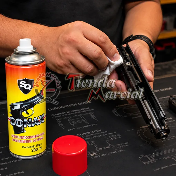 Persona limpiando una pistola con paño y aceite SQ Sonax de 200 ml durante el mantenimiento del arma